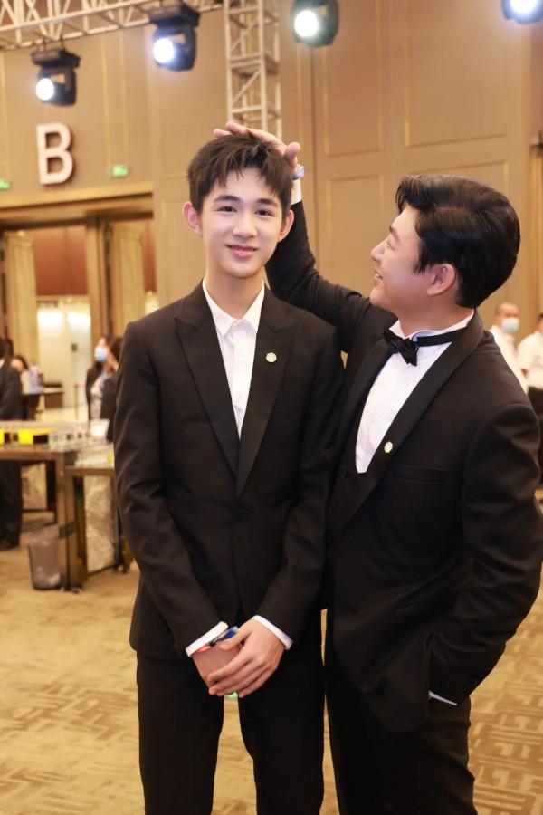 14歲“石頭哥”身高超1米8，青春期發育過猛，身穿西裝顯成熟