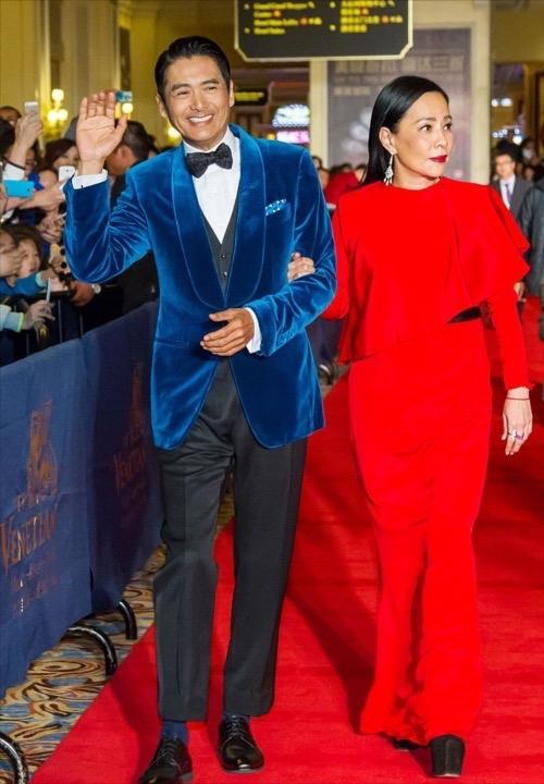 周潤發和陳薈蓮攜手亮相,穿黑色西裝+暗紅色禮服,夫妻默契滿分 周潤發和陳薈蓮攜手亮相,穿黑色西裝+暗紅色禮服,夫妻默契滿分