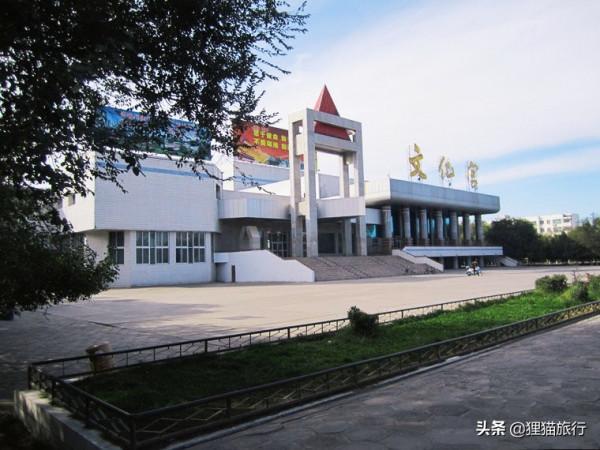 新疆有一個叫芳草湖的地方,有6萬多人口,位於呼圖壁河下游 新疆有一個叫芳草湖的地方,有6萬多人口,位於呼圖壁河下游