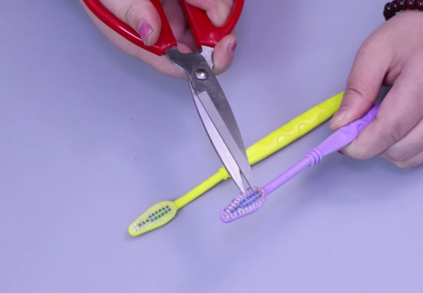 拿兩個舊牙刷綁在一起，放在廚房竟如此實用，千家萬戶都能用到