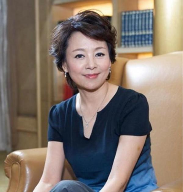 憑《廬山戀》走紅，巔峰時“棄夫”出國，張瑜近況如何？