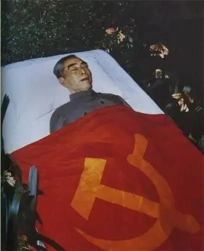 1976年1月8日，敬愛的周總理與世長辭，他一生為國為民，鞠躬盡瘁