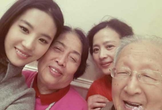 “神仙媽媽”劉曉莉的隱秘往事,她的故事遠比你想得更精彩 “神仙媽媽”劉曉莉的隱秘往事,她的故事遠比你想得更精彩