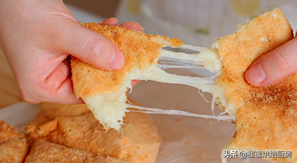 有手就能做的乳酪餅教程，免廚師機免揉，爆拉絲鬆軟香甜不幹不硬