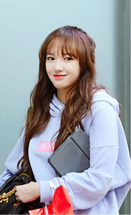 程瀟的髮際線雖然高，但她還挺會遮醜的，帽子+劉海看著挺可愛