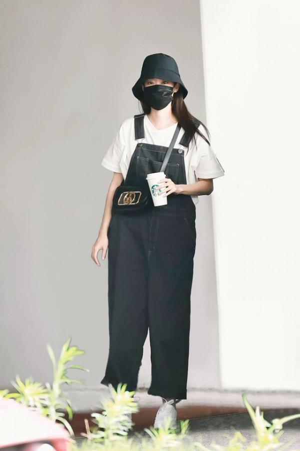 張小裴穿搭​吊帶褲氣質拿捏很到位，怎麼穿扣 方法很簡單