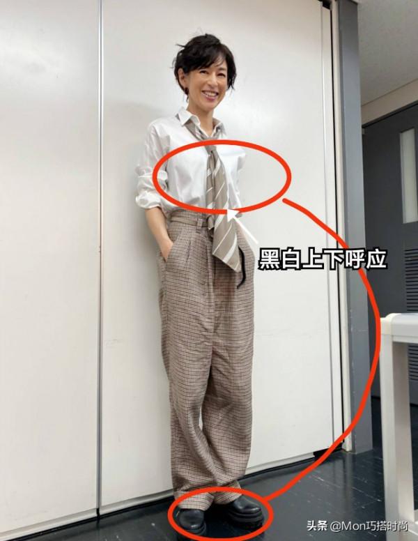 54歲的她，僅憑一身“黑白配”穿搭，就贏得了高階氣質，那你呢？
