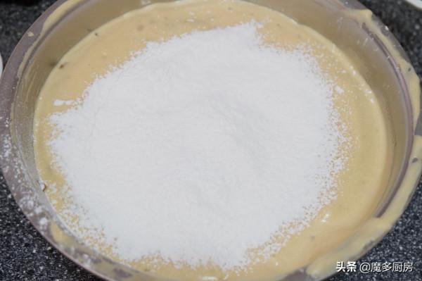 想吃棗糕不用買，甜而不膩做法簡單，5個雞蛋1碗麵粉做一盤，好吃