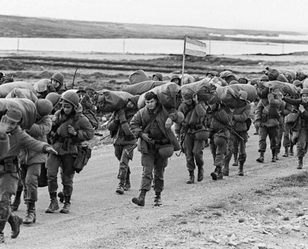 為何英國同意歸還香港，卻堅決不歸還馬島？