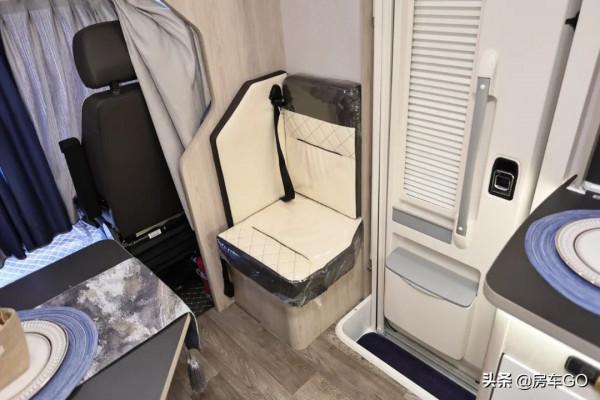 適合4-6人旅行的高配房車,標配820Ah電池+柴暖,可以四季出行 適合4-6人旅行的高配房車,標配820Ah電池+柴暖,可以四季出行