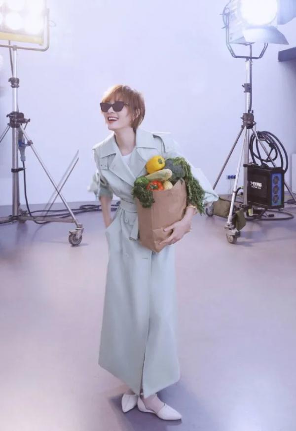 孫儷這回風格大變，穿彩虹上衣配短褲亮相，就她能穿出高階感