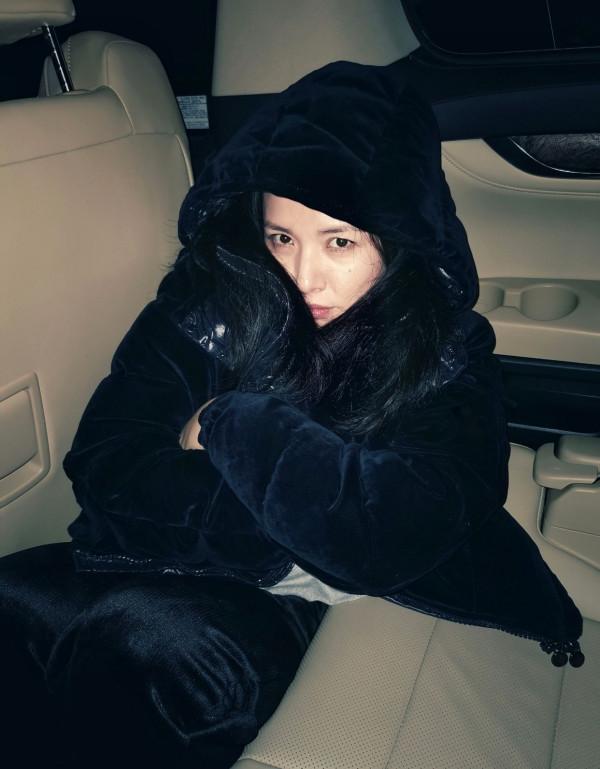 靳東老婆素顏出鏡，長了很多白髮也不染，穿搭低調氣質卻挺高階