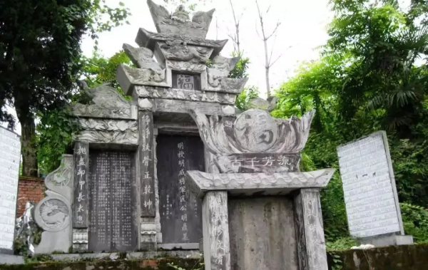 小三峽入口有座明朝古墳，它的守墓人在此住了400年