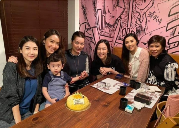 “夢姑”黃紀瑩參加聚會,穿著黑色衛衣五官精緻,46歲狀態不顯老 “夢姑”黃紀瑩參加聚會,穿著黑色衛衣五官精緻,46歲狀態不顯老