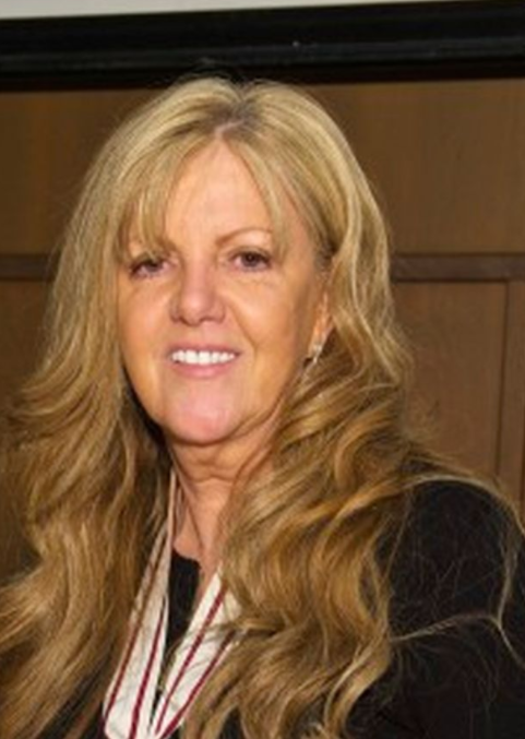 英國名媛蘇珊·豪伊夫人，左肩佩戴一枚勳章，代表了王室職位