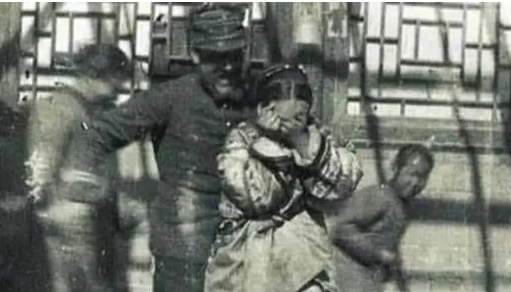 1949年,湖南乞丐給政府捐出16兩黃金後哭訴:這是我亡夫上交的 1949年,湖南乞丐給政府捐出16兩黃金後哭訴:這是我亡夫上交的