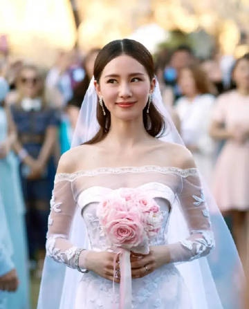 劉詩詩她的造型從來都是最端莊保守的，大家發現了嗎？