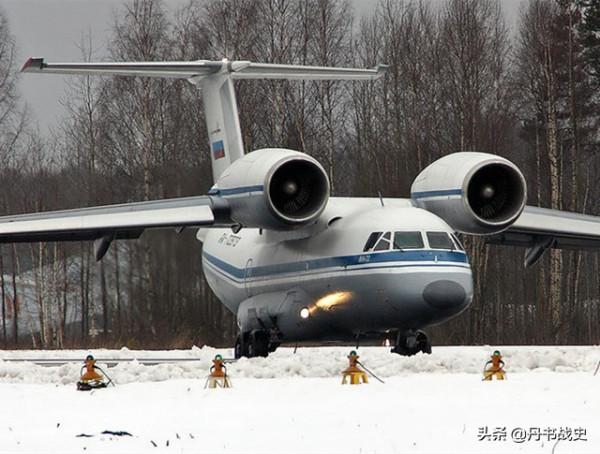 肩扛發動機的飛機，蘇聯安-72短距起降運輸機