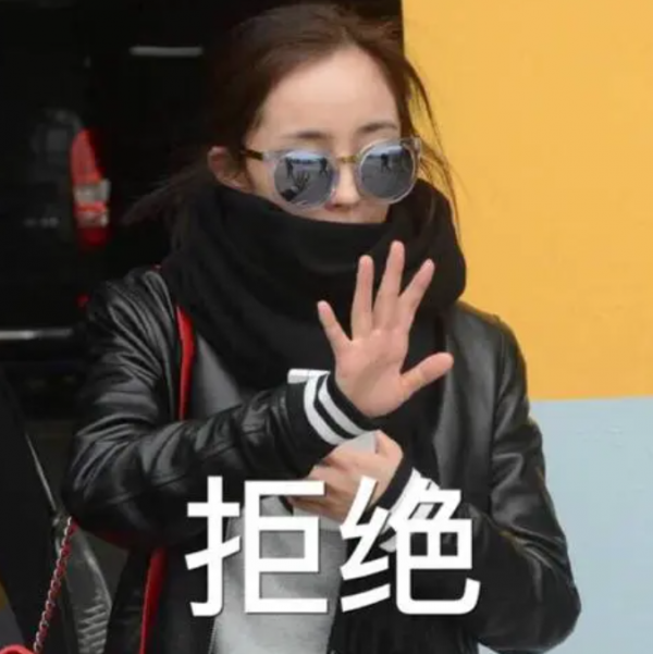 “四川步驚雲”爆紅！披斗篷、拿寶劍養雞，山寨明星成流量密碼？