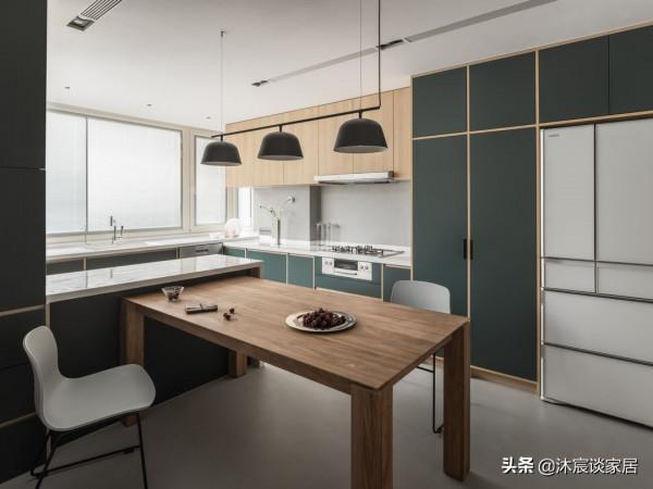 客廳不裝電視機也就算了，她家竟然放了一張“床”，空間自由隨性