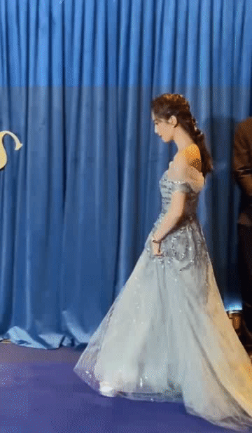 劉詩詩稱之為天神下凡，行走教科書