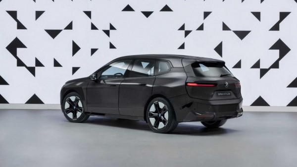 電子墨水技術加持 寶馬展示可變色車漆 灰白自由切換