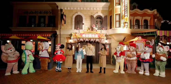 劉詩詩美成迪士尼公主！雪夜露天鵝頸不怕凍，卻被玲娜貝兒搶風頭