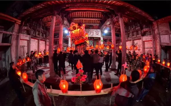 在浙江的燈影裡，搖醒一個春天