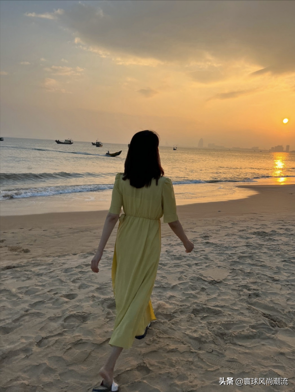 高圓圓曬沙灘照，為好友打call，穿黃色連衣裙浪漫唯美