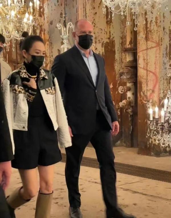 LV大秀:章子怡氣場足,熱巴帥一臉,周冬雨鍾楚曦組團去蹦迪? LV大秀:章子怡氣場足,熱巴帥一臉,周冬雨鍾楚曦組團去蹦迪?