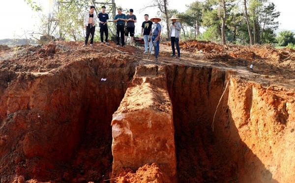 工人挖了一座古墓,專家:停,不要挖了,墓主是我家祖先 工人挖了一座古墓,專家:停,不要挖了,墓主是我家祖先