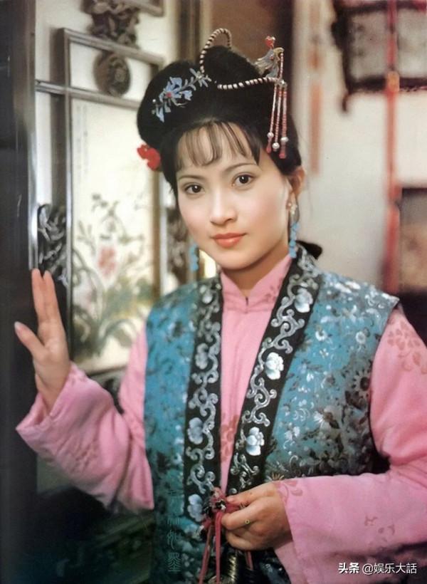 紅樓夢名場面，六版晴雯撕扇，誰靈巧可愛，誰在鬧笑話？