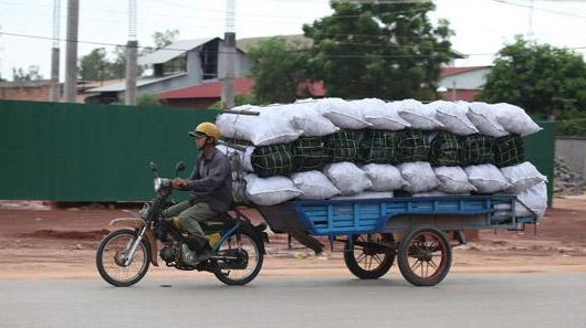 騎摩托車運鈔！柬埔寨人又開掛了