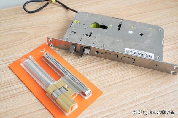 密碼鎖+可視貓眼+米家APP實時監控，黑科技堆滿，鹿客智慧鎖體驗