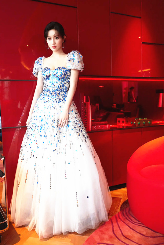 “北影校花”孟子義開放了,穿大方領裙裝秀美肩,藍色寶石真奢華 “北影校花”孟子義開放了,穿大方領裙裝秀美肩,藍色寶石真奢華