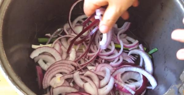 整隻雞扔進電飯鍋,不加油不加水,軟爛脫骨,比廣東烤雞還要好吃 整隻雞扔進電飯鍋,不加油不加水,軟爛脫骨,比廣東烤雞還要好吃