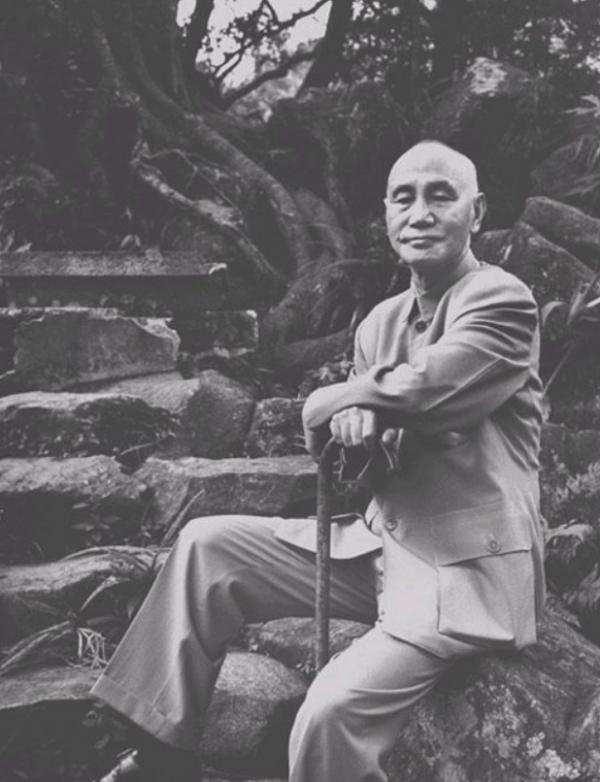 重慶談判時，蔣介石想讓毛主席當新疆省長，毛主席聽後有何反應？