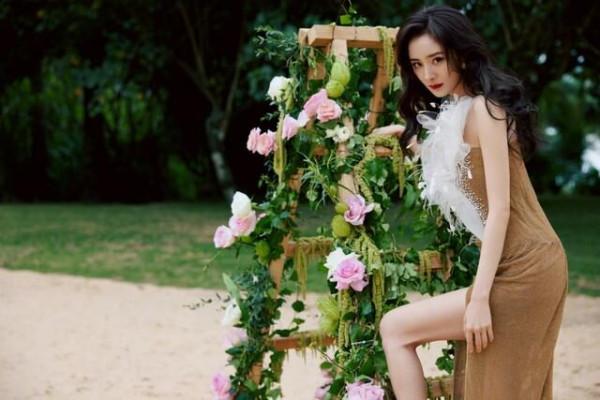 楊冪出席活動排場大，穿高叉裙硬是凹出大姐大氣場，雙腿又細又長