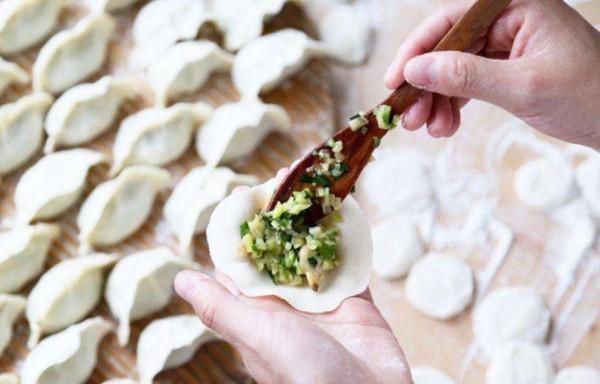 冬至包餃子，牢記“3放2不放”，餃子鮮嫩多汁，端上桌孩子搶著吃