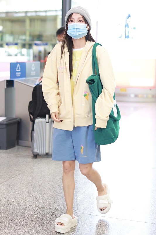 張嘉倪真是“逆生長”，身穿白色短裙，30多歲看起來甜美可愛