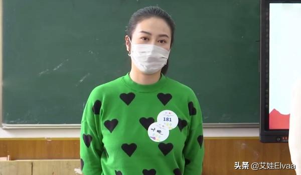 42歲葉璇面試亞運會志願者超自信！穿綠毛衣合影，內八站姿超可愛