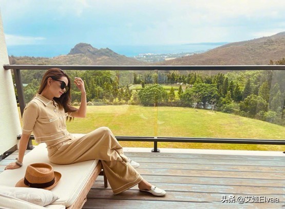 昆凌三胎後首次採訪，吊帶疊穿長袖毫無贅肉，換新發型太小鳥依人