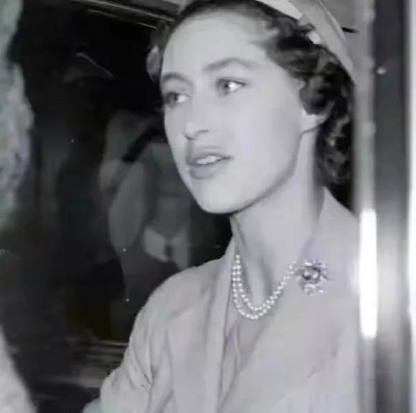 英國女王妹妹年輕時美過女王，要愛情難捨王冠，活成了一個笑話