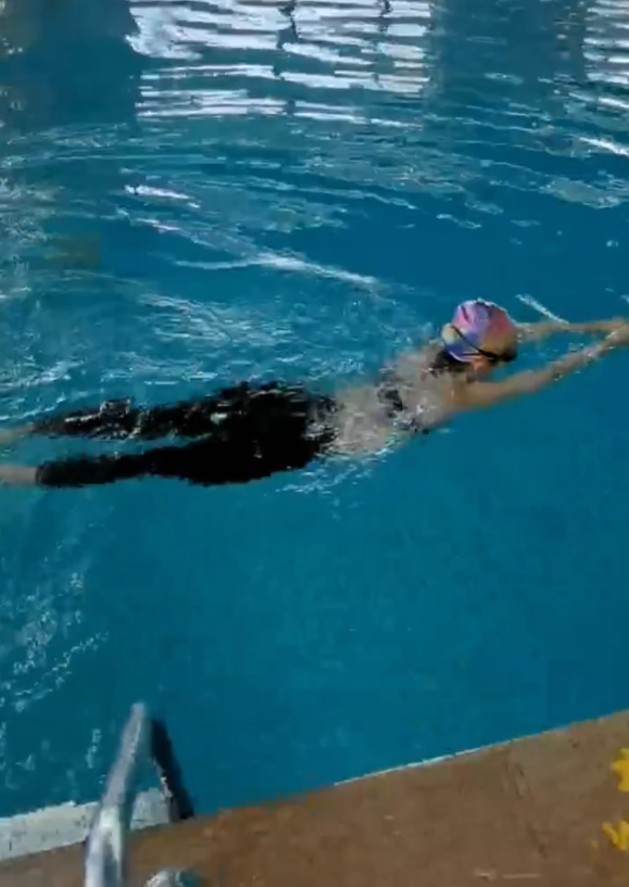 43歲顏丹晨懷孕8個月健身！平衡球上單腳站立，身後央視大樓搶鏡