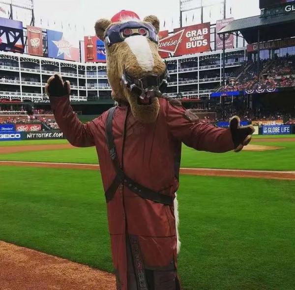 「MLB吉祥物」去西雅圖看球可得小心它的奶油炸彈