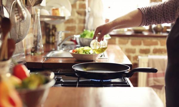 炒菜時怎樣做到少油少鹽？這些簡單烹飪技巧或許能幫上忙