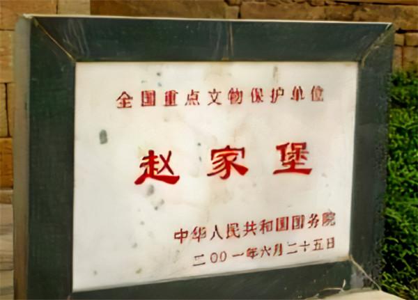 老農在自家菜園發現古石碑，考古學家研究後說：敢問祖上何人？