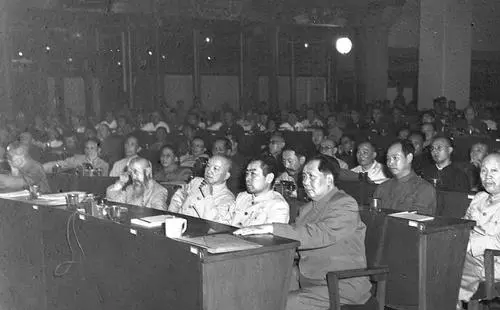 抗美援朝前,毛主席的壓力有多大?李銀橋:很艱難,煙一根接一根 抗美援朝前,毛主席的壓力有多大?李銀橋:很艱難,煙一根接一根