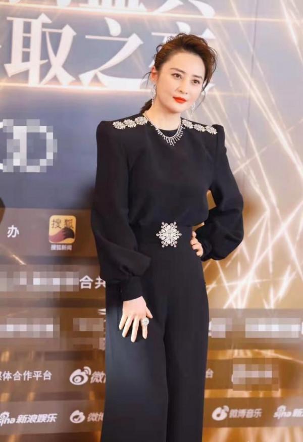 盛典紅毯，閆妮張雨綺腫得沒眼看，趙雅芝扮嫩更違和，楊穎躺贏