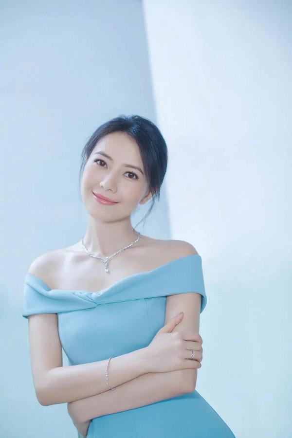 頂級典雅女神高圓圓，超凡脫俗的美麗、若即若離的青澀